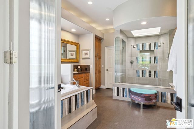 450 E Bogert Trail, Palm Springs CA: https://media.crmls.org/mediaz/a59af70c-a0d7-4f75-877e-c905d2372581.jpg