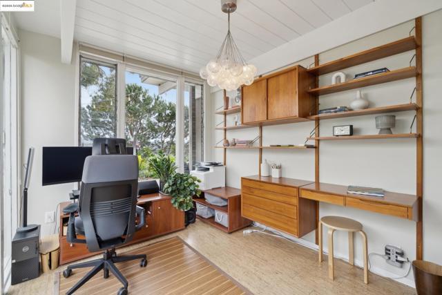 5345 Crown Ct, Castro Valley CA: https://media.crmls.org/mediaz/a59cf421-26f3-4c9b-a4f2-01cf4f98944d.jpg