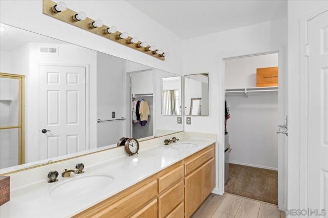 2208 Terracewood Ln, Escondido CA: https://media.crmls.org/mediaz/a59d8930-e9b0-4544-87a2-405ec68d58ab.jpg