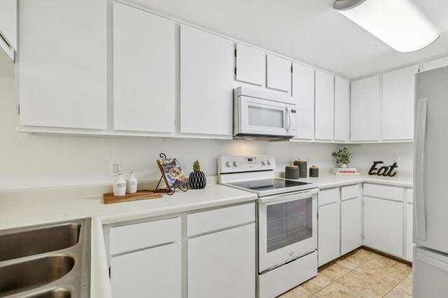607 Stonegate, South San Francisco CA: https://media.crmls.org/mediaz/a59e4404-92e8-4016-82ca-ced12616c648.jpg