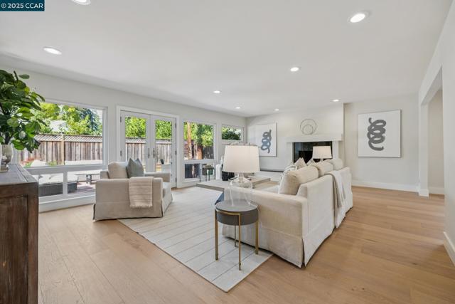 241 E Creek Dr, Menlo Park CA: https://media.crmls.org/mediaz/a59f790e-75ee-48c3-91f6-f438fcb6132c.jpg