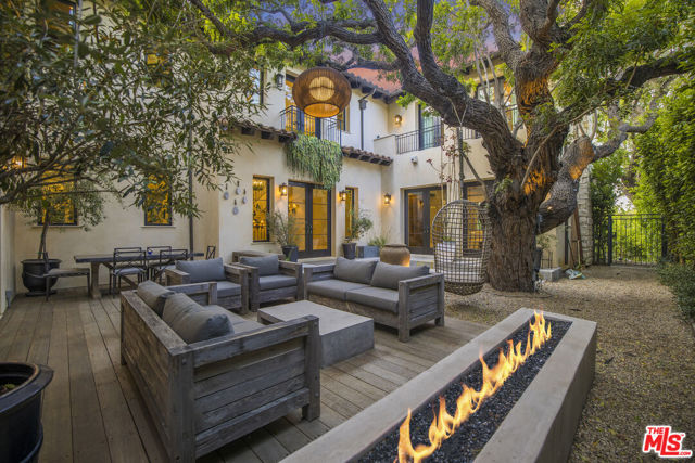 439 S Spalding Dr, Beverly Hills CA: https://media.crmls.org/mediaz/a59f7e54-f5c8-4cdb-bd7b-82b1f8306228.jpg