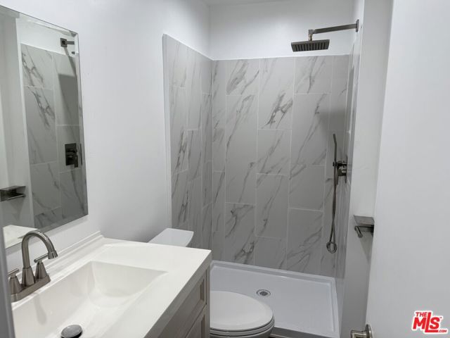 6471 Kanan Dume Road, Malibu CA: https://media.crmls.org/mediaz/a59fe900-782e-4329-b459-35fee1b2deca.jpg
