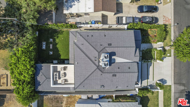 5741 Newcastle Avenue, Encino CA: https://media.crmls.org/mediaz/a5a049ec-76a8-4166-91ad-62c35a58407f.jpg