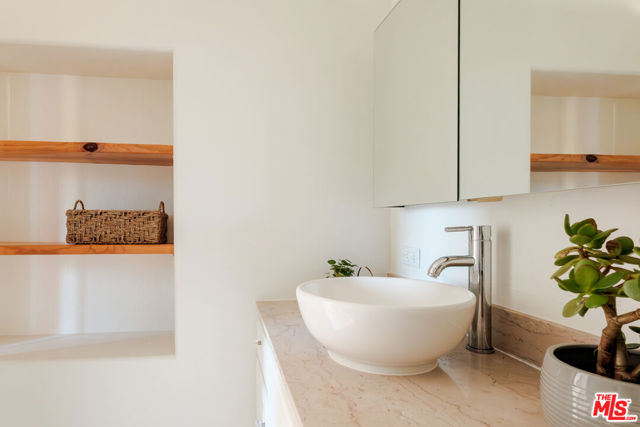 3029 Sequit Drive, Malibu CA: https://media.crmls.org/mediaz/a5a0d98b-b44d-4118-b918-86a3d2d15de2.jpg