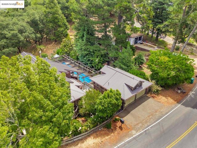 5950 Grizzly Peak Blvd, Oakland CA: https://media.crmls.org/mediaz/a5a12a86-d103-4869-95e3-3e207d3ffd58.jpg