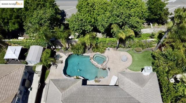 1117 Teal Ct, Brentwood CA: https://media.crmls.org/mediaz/a5a1a534-7517-4c8a-922e-b3ede39c10a4.jpg