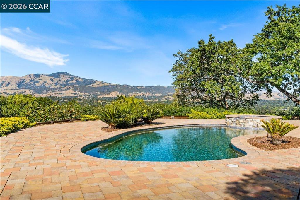 https://media.crmls.org/mediaz/a5a2536b-ff2f-4d1f-8e6c-938eb5658590.jpg?preset=X-Large