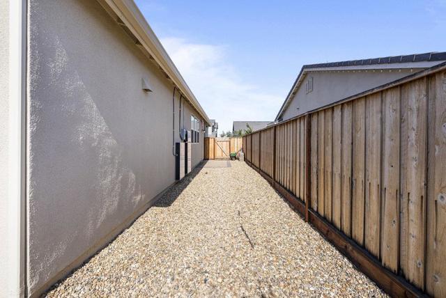 2721 Grayson Street, Hollister CA: https://media.crmls.org/mediaz/a5a289e7-e489-4d6a-9cb9-65a38a8a198c.jpg