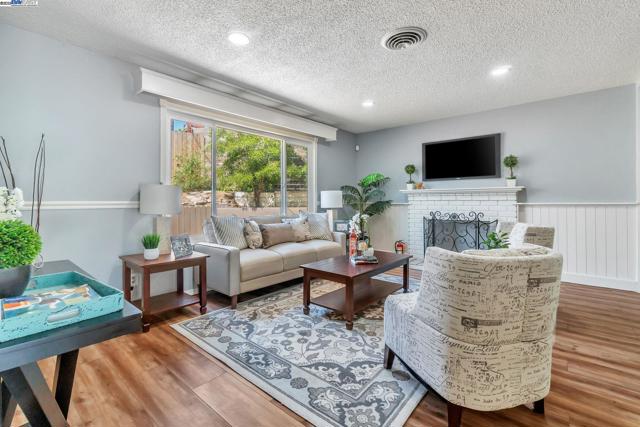 6013 Green Glen Way, Sacramento CA: https://media.crmls.org/mediaz/a5a41333-2a0b-4e57-a46b-a6318ed6c74d.jpg