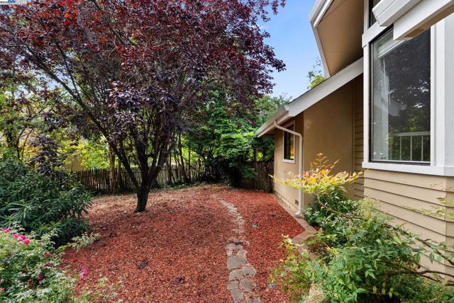 24288 Stacey Ln, Hayward CA: https://media.crmls.org/mediaz/a5a42fa2-8a0c-4404-b387-c07f01885a22.jpg