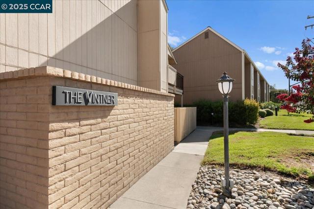 8975 Alcosta Blvd, San Ramon CA: https://media.crmls.org/mediaz/a5a4ddbc-0a1d-450c-bfe5-66d2fd367640.jpg