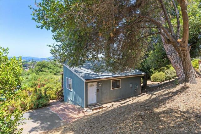 1421 Rincon Rd, Escondido CA: https://media.crmls.org/mediaz/a5a55e50-c0b7-4c52-ba6d-51bc5f433b06.jpg