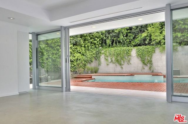 4031 Hollyline Avenue, Sherman Oaks CA: https://media.crmls.org/mediaz/a5a5cd93-9f15-4e6d-ac71-967732e7ff3b.jpg