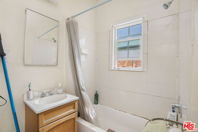 Image 22 of 27 For 11329 Sherman Way