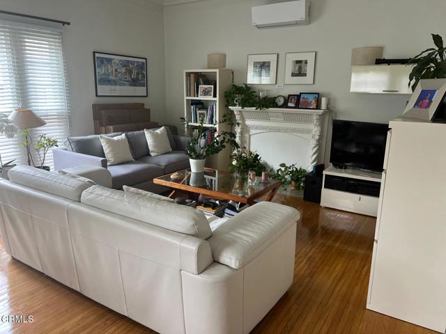 366 Cresent Drive, Beverly Hills CA: https://media.crmls.org/mediaz/a5a6769d-7e27-408e-91ac-ac1ee5bf8a20.jpg