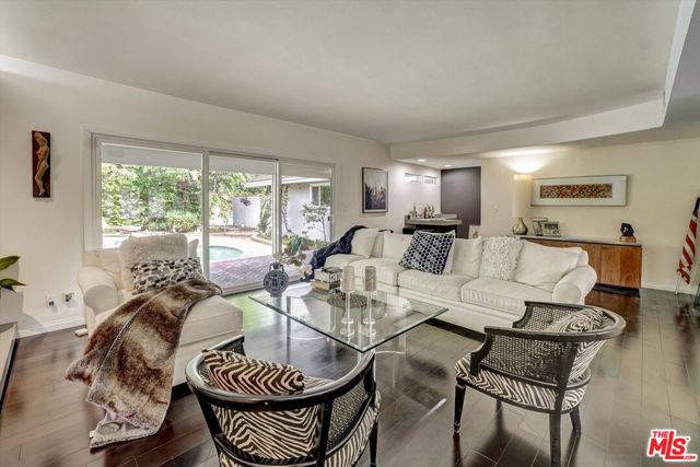 3530 Royal Woods Drive, Sherman Oaks CA: https://media.crmls.org/mediaz/a5a7d81a-fe6c-4893-9dfa-784bcc607f96.jpg