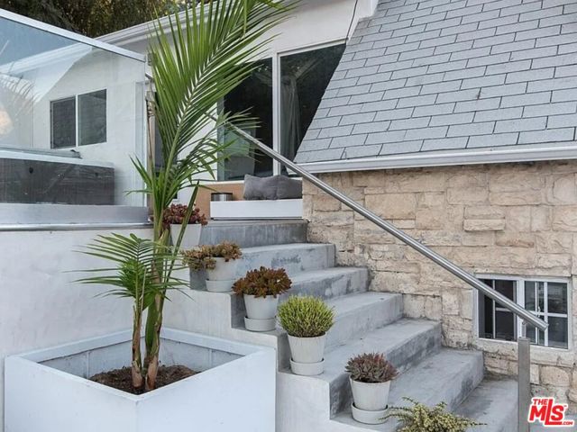 2633 N Commonwealth Avenue, Los Angeles CA: https://media.crmls.org/mediaz/a5a8078d-ac92-4862-9de1-930ccea615d0.jpg