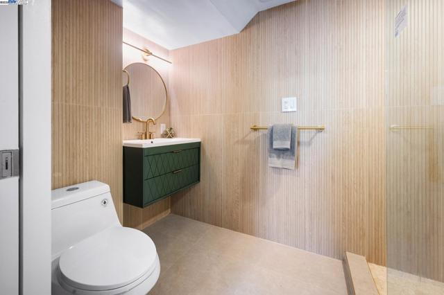 282 Bright St, San Francisco CA: https://media.crmls.org/mediaz/a5a9206f-7b4d-4f3e-9e53-bad3fa7ecaa8.jpg