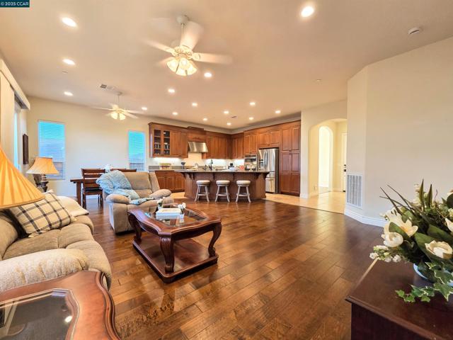 1735 Veneto Ln, Brentwood CA: https://media.crmls.org/mediaz/a5a957e2-f991-4e65-aff6-ede17c9a8436.jpg
