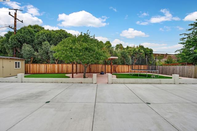 7845 Ironwood Dr, Dublin CA: https://media.crmls.org/mediaz/a5a992b4-b76d-472c-9c86-83eb5039c603.jpg