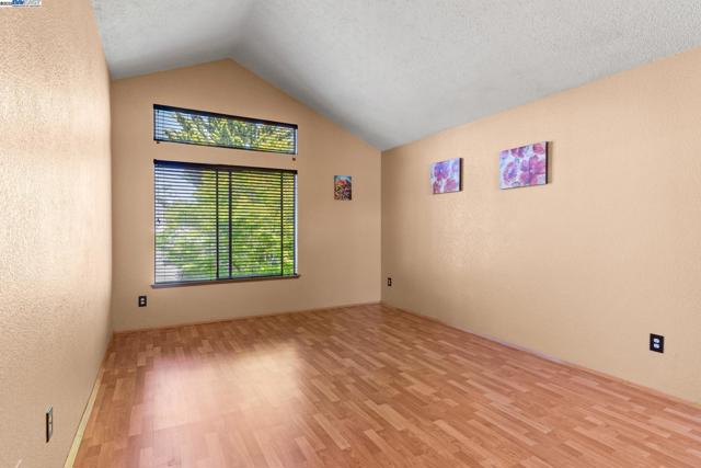 35 Leonard Ct, Alameda CA: https://media.crmls.org/mediaz/a5aa36a2-60d3-466d-b541-5710e93393c5.jpg