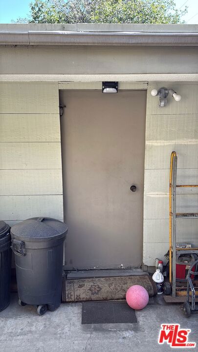 180 E Pepper Drive, Long Beach CA: https://media.crmls.org/mediaz/a5ab1105-cb41-420c-8646-742e4514635e.jpg