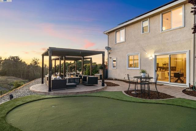 3879 Blackstone Ct, Castro Valley CA: https://media.crmls.org/mediaz/a5ab3df2-61f0-411d-a483-12a5e5134f20.jpg