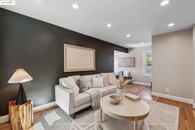 4015 Rhoda Ave, Oakland CA: https://media.crmls.org/mediaz/a5ab97b6-892b-4b26-9dad-2fcc0ae16474.jpg