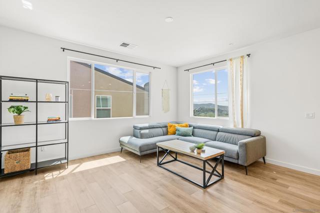 35111 Cooper Pl, Fallbrook CA: https://media.crmls.org/mediaz/a5ad6b46-6ad1-4881-8380-3102fb390567.jpg