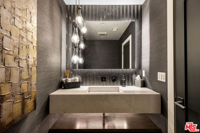 4961 Noeline Avenue, Encino CA: https://media.crmls.org/mediaz/a5add7da-deed-4e7a-af92-562a9bf4e81d.jpg