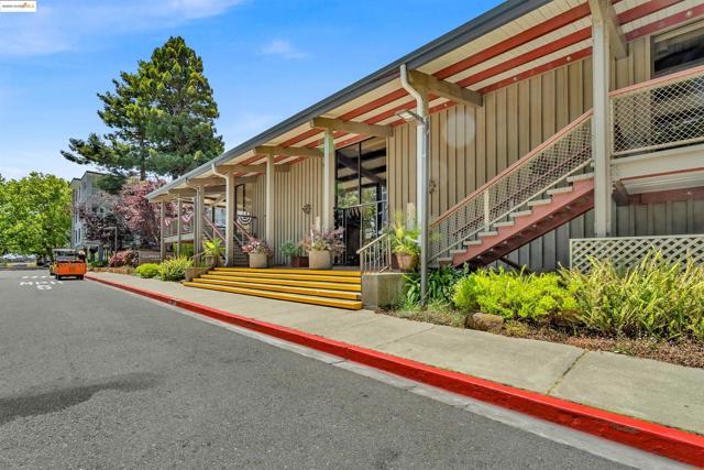 7 Commodore Dr, Emeryville CA: https://media.crmls.org/mediaz/a5af0a19-590f-4667-a3d3-e7bb0afc6e01.jpg