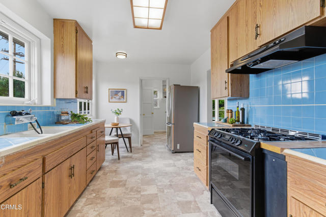 Detail Gallery Image 5 of 18 For 4563 Loma Vista Dr, La Canada Flintridge,  CA 91011 - 4 Beds | 2 Baths