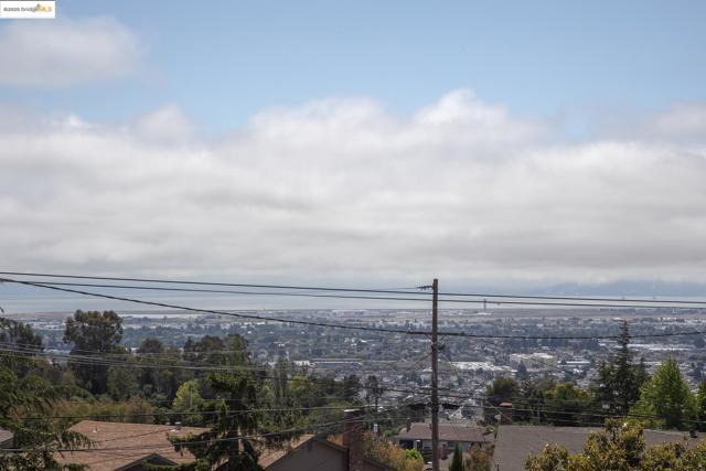 21 Maggiora Ct, Oakland CA: https://media.crmls.org/mediaz/a5b0145b-3ee4-461d-97ea-8ededd6349bb.jpg