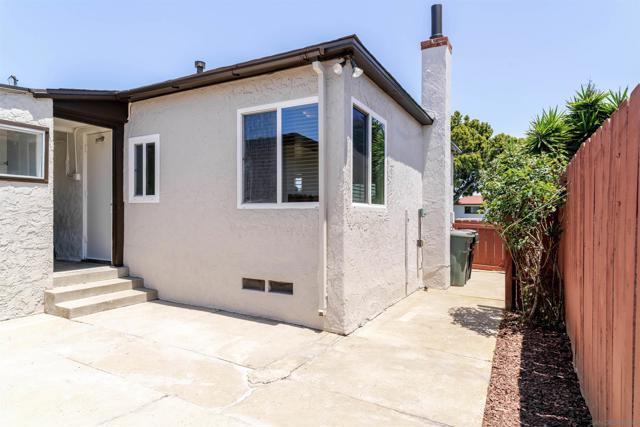 260 E St, Chula Vista CA: https://media.crmls.org/mediaz/a5b25e71-e0d2-4eb5-b045-d28a1e181331.jpg