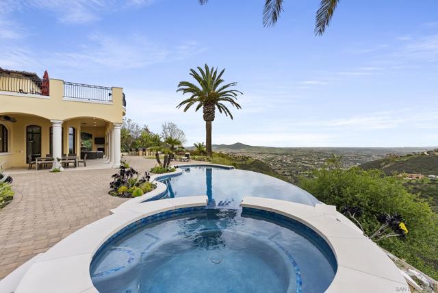18233 Via Ambiente, Rancho Santa Fe CA: https://media.crmls.org/mediaz/a5b304e3-64db-4c5f-9fb1-c7b755093a2e.jpg