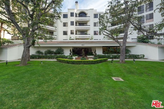 2102 Century Park Lane, Los Angeles CA: https://media.crmls.org/mediaz/a5b40d00-9d03-476d-8844-3ad6ad9ebb04.jpg