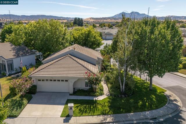 95 Goldspur Way, Brentwood CA: https://media.crmls.org/mediaz/a5b4bb07-00ef-48b2-8a06-42d01a32991d.jpg