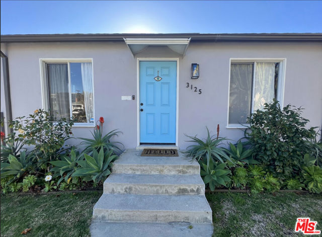 3125 Stanford Avenue, Venice CA: https://media.crmls.org/mediaz/a5b4e72f-9543-41ca-954b-7c21b9811ea2.jpg