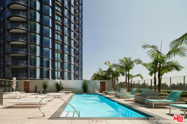 211 W Elm Court, Los Angeles CA: https://media.crmls.org/mediaz/a5b50a81-6300-4ffa-917e-4872199ebd6e.jpg