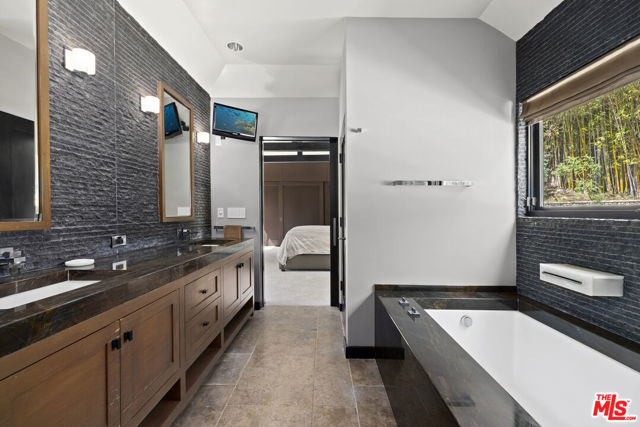 3300 N Knoll Drive, Los Angeles CA: https://media.crmls.org/mediaz/a5b57423-ca13-4268-ae2e-8f989fa21d2a.jpg