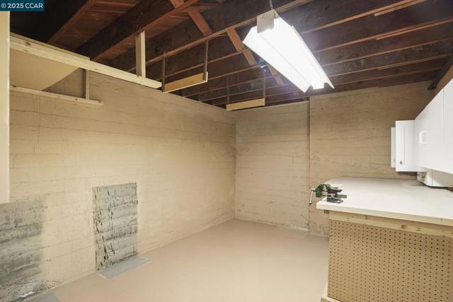 2835 Stephen Dr, Richmond CA: https://media.crmls.org/mediaz/a5b6dd51-7314-46d6-a3cf-b57540d2f4eb.jpg