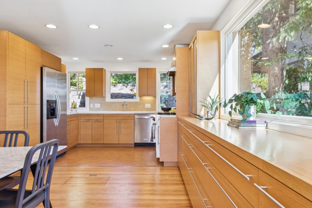 28 Marina Court Dr, San Rafael CA: https://media.crmls.org/mediaz/a5b70607-4ac2-4b69-8cf0-ef8ab355a7ac.jpg