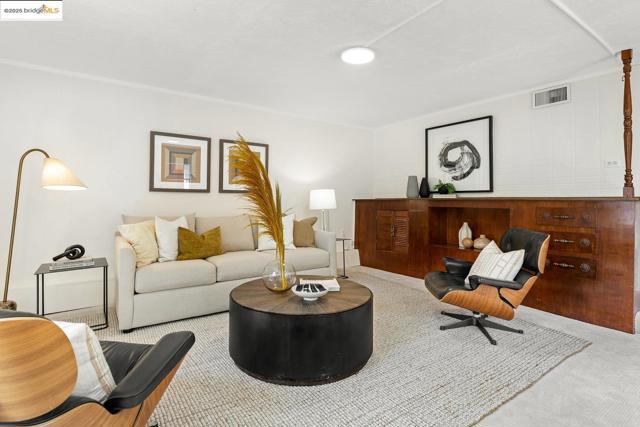 6753 Manor Crest, Oakland CA: https://media.crmls.org/mediaz/a5b7419f-6625-40ea-9c31-e1005546444b.jpg