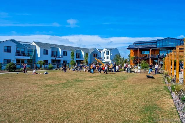 1216 Molara Ln, Encinitas CA: https://media.crmls.org/mediaz/a5b7fba9-1dfb-40e6-8bca-03921885b648.jpg