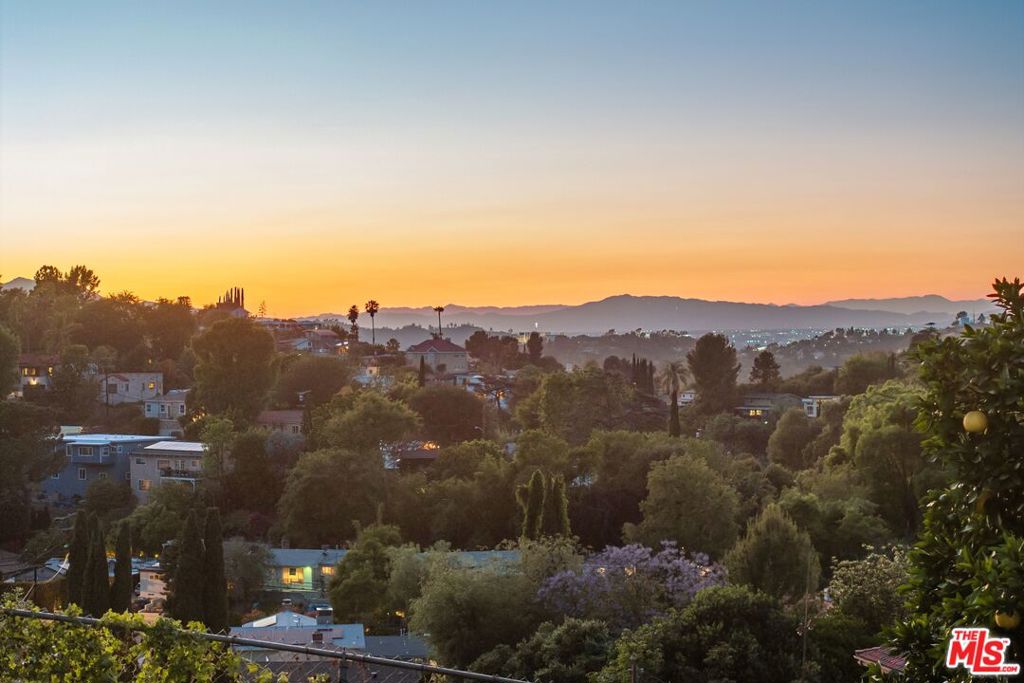 https://media.crmls.org/mediaz/a5b8b660-3d7c-45e7-97cf-847e7f492f59.jpg?preset=X-Large