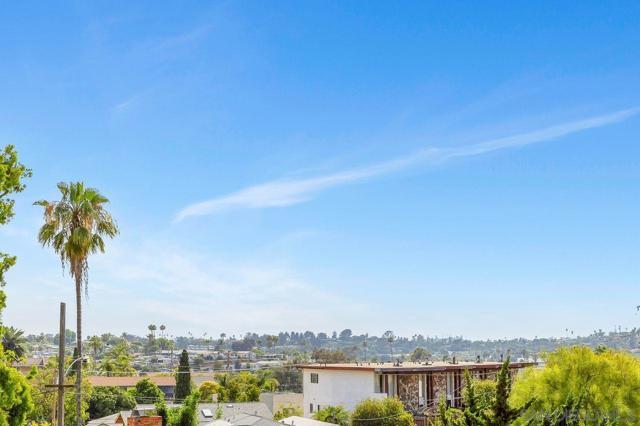 423 Alvarado Ter, Vista CA: https://media.crmls.org/mediaz/a5b9707c-ac64-4b0d-8bbd-bd7f5c75b18b.jpg