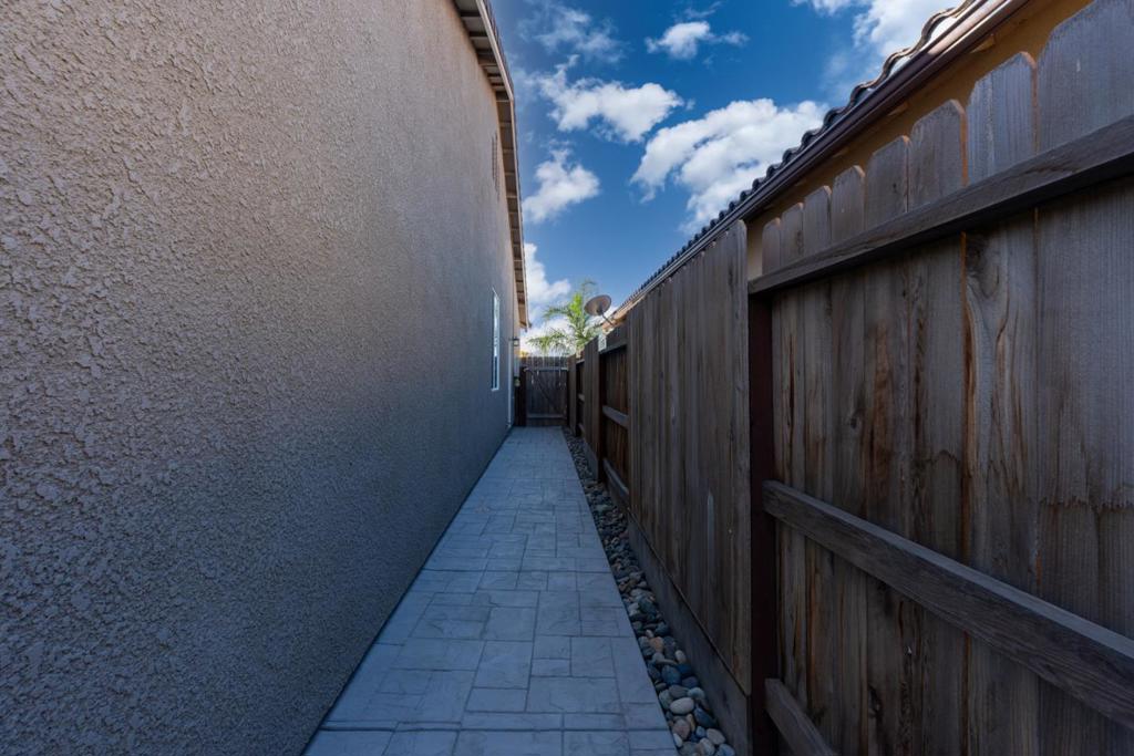 https://media.crmls.org/mediaz/a5ba22f3-9593-4779-aaa4-8bc44fb53857.jpg?preset=X-Large