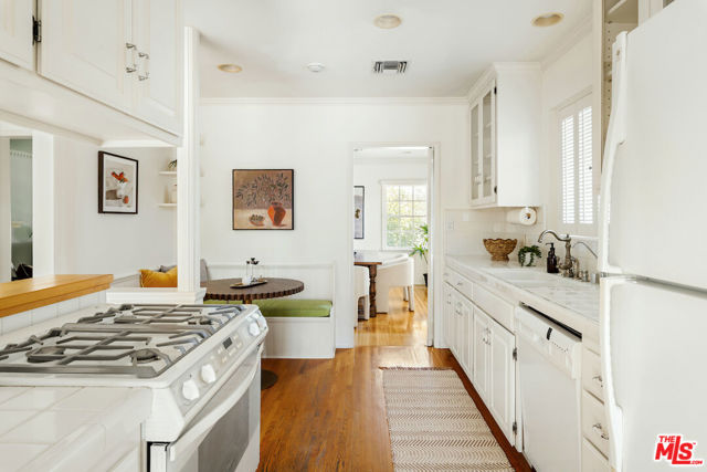 1475 Edris Drive, Los Angeles CA: https://media.crmls.org/mediaz/a5bbb011-ed5f-460f-9f61-053748bddf7b.jpg