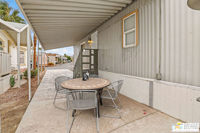 17555 Corkill Rd, Desert Hot Springs CA: https://media.crmls.org/mediaz/a5bd2b56-bb74-4170-b218-b0cac2015a78.jpg